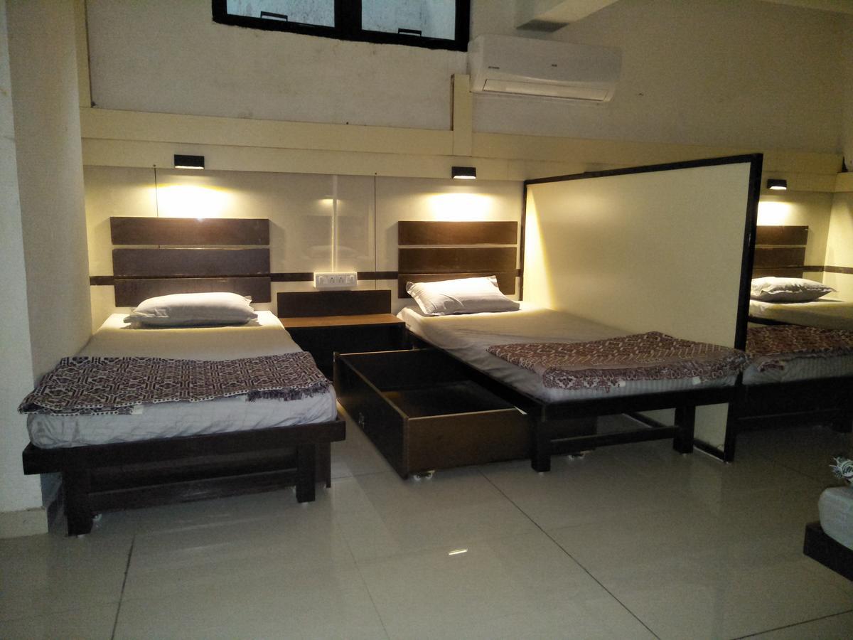 Night Halt Dormitory Ахмедабад Екстер'єр фото